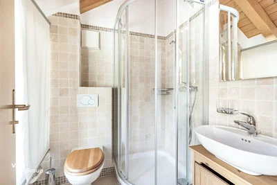 Badezimmer; fliesenboden, holzbalken, tageslicht