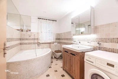 Badezimmer; fliesenboden, tageslicht