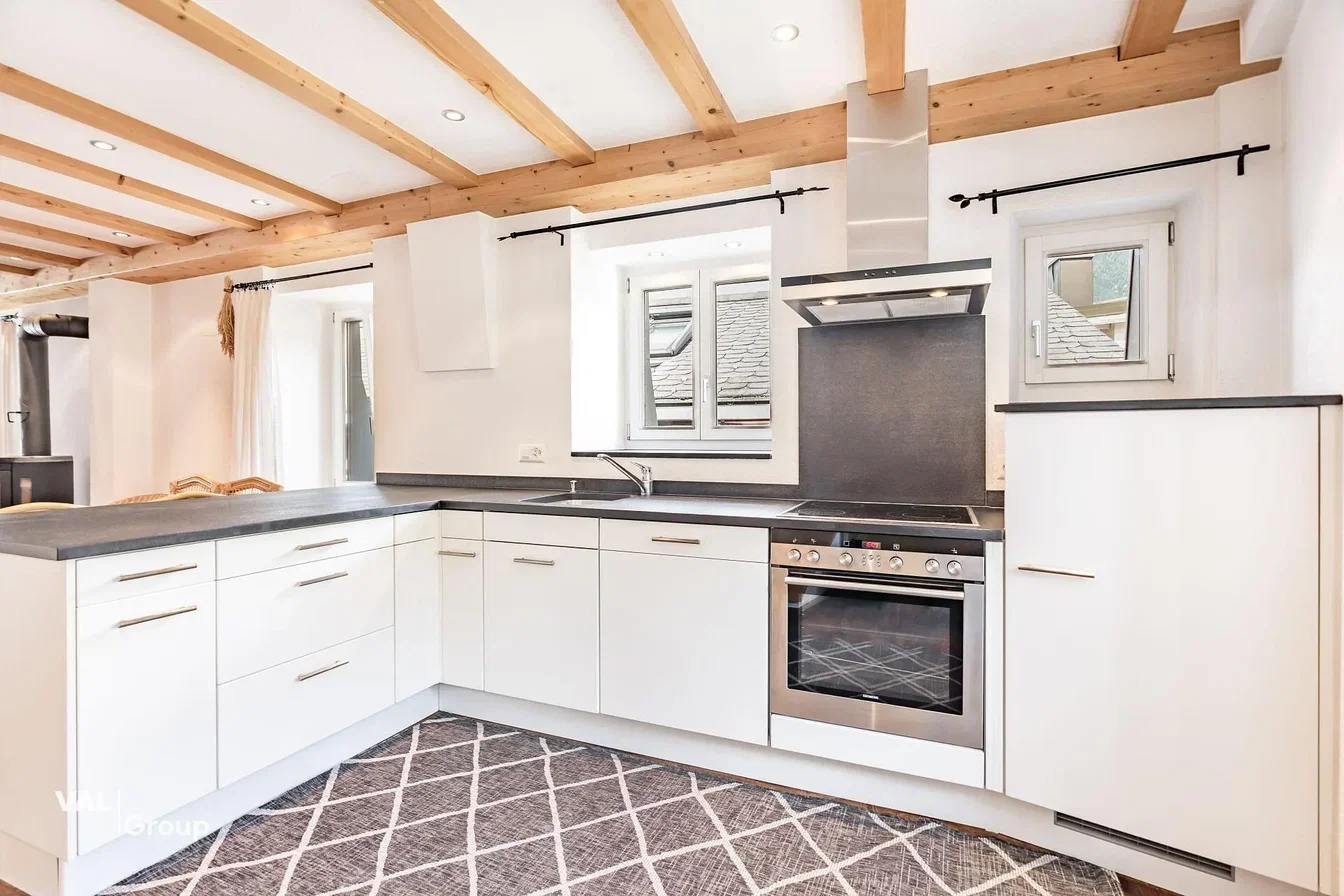 Küche; küchengeräte, holzbalken, tageslicht, moderner stil, renoviert