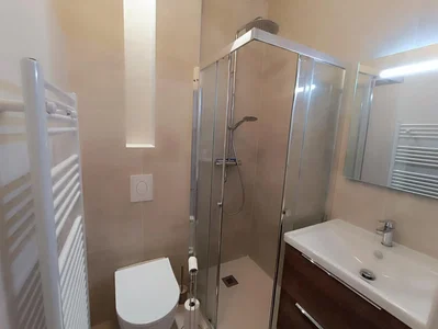 Badezimmer; fliesenboden, renoviert, tageslicht