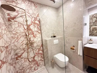 Toilet; tegelvloer, gerenoveerd, natuurlijk licht