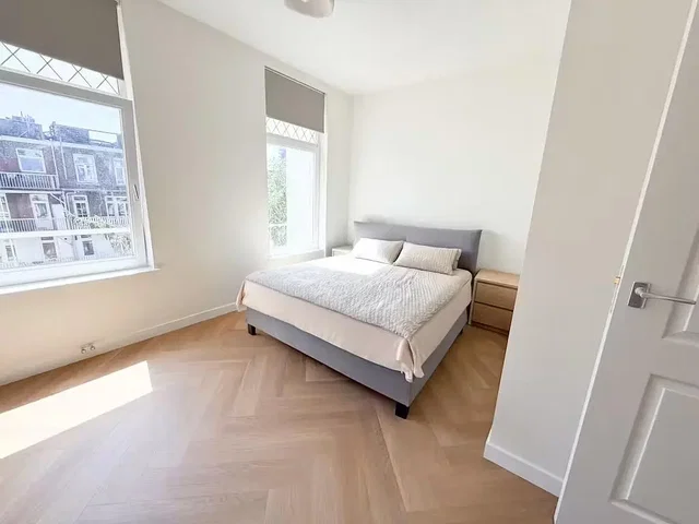 Quarto; chão de madeira, luz natural, vista