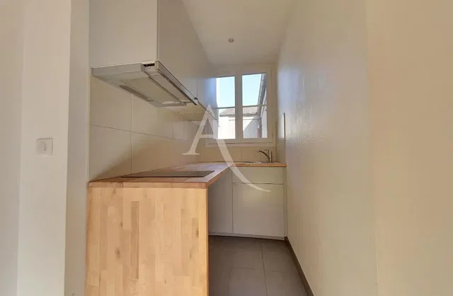 Cucina; luce naturale, pavimento in piastrelle