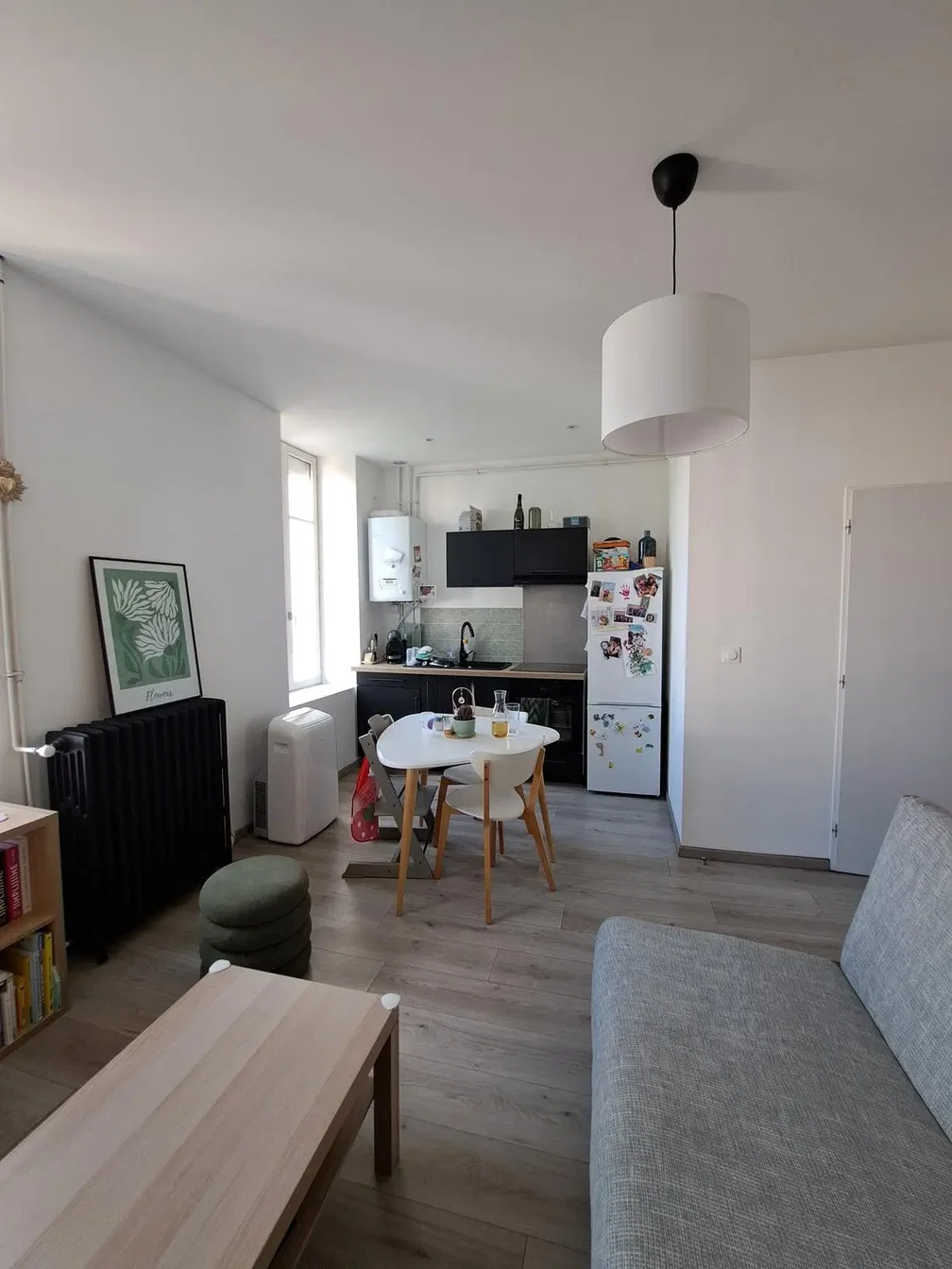Salón; suelo de madera, luz natural, estilo moderno, electrodomésticos
