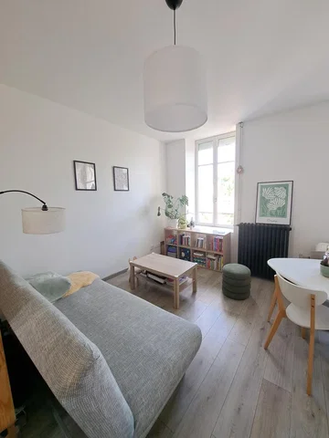 Salon; podłoga drewniana, światło dzienne