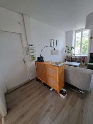 Salón; suelo de madera, luz natural