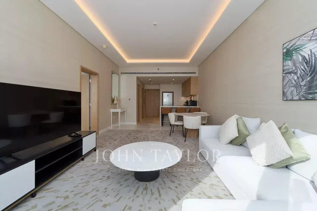 Woonkamer; natuurlijk licht, moderne stijl, gerenoveerd