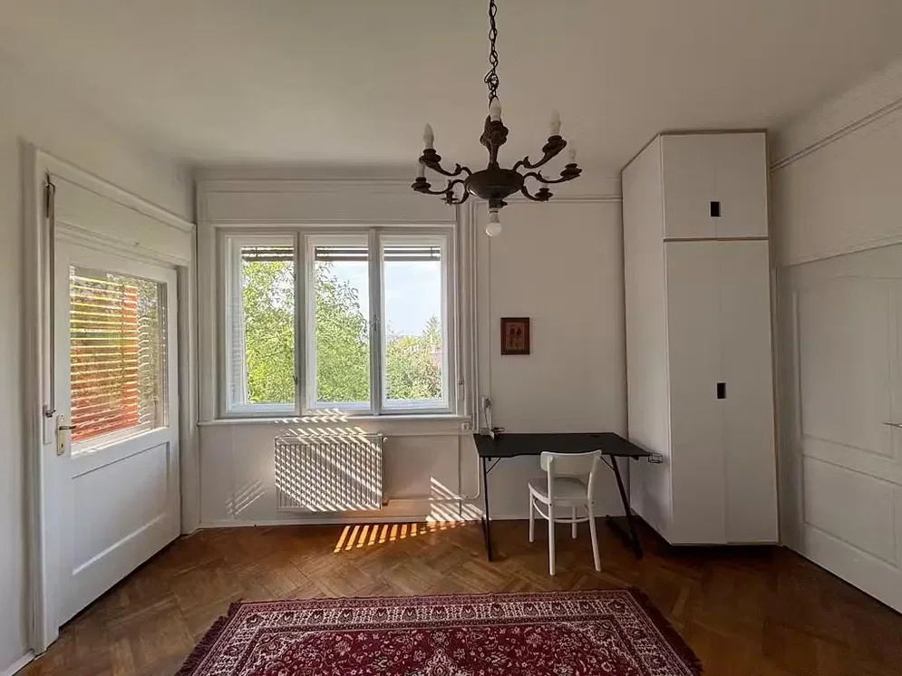 Slaapkamer; houten vloer, natuurlijk licht