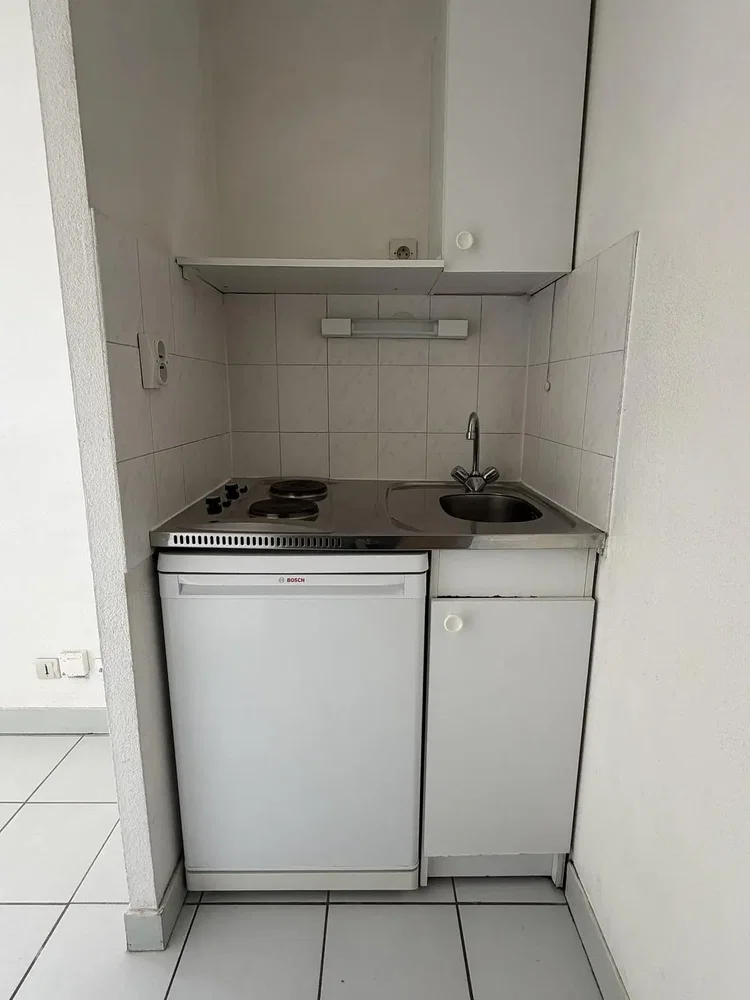 Cucina; elettrodomestici, pavimento in piastrelle, necessita ristrutturazione