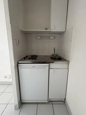 Cucina; elettrodomestici, pavimento in piastrelle, necessita ristrutturazione