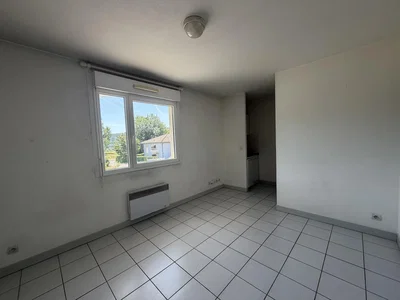 Altro; pavimento in piastrelle, luce naturale