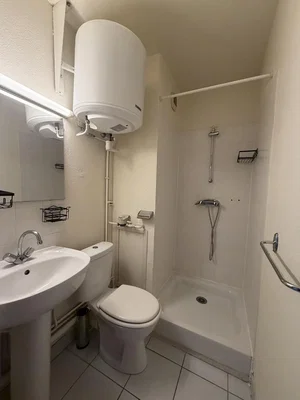 Bagno; pavimento in piastrelle, scaldabagno