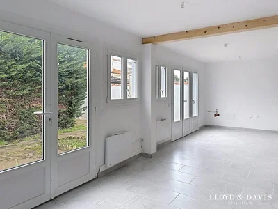 Salon; podłoga z płytek, światło dzienne, belki drewniane