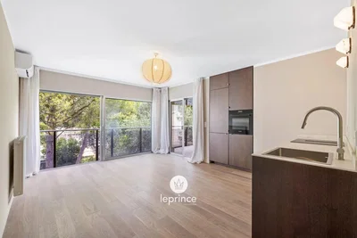 Living room; wood floor, natural light, modern style
