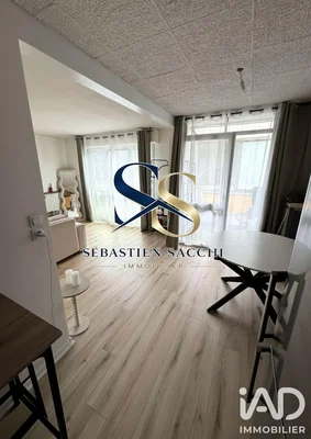 Salon; lumière naturelle, parquet