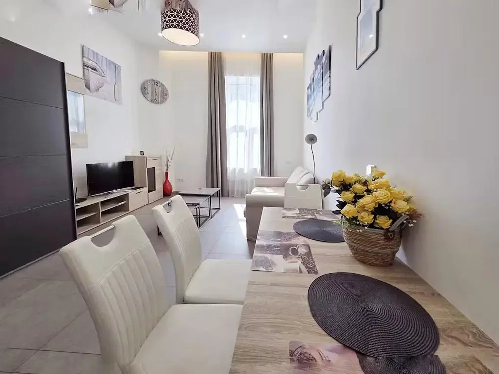 Sala de estar; luz natural, estilo moderno, chão de azulejo