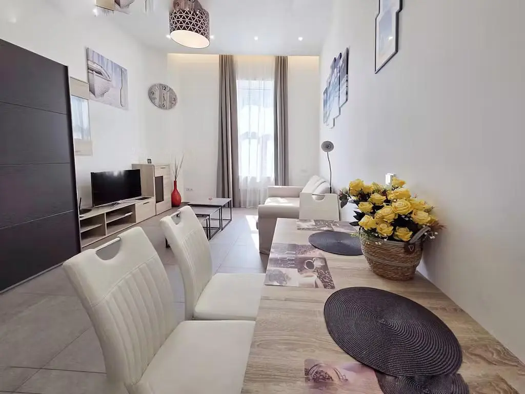 Sala de estar; luz natural, estilo moderno, chão de azulejo