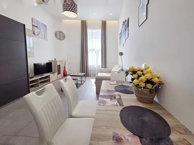 Salón; luz natural, estilo moderno, suelo de baldosas