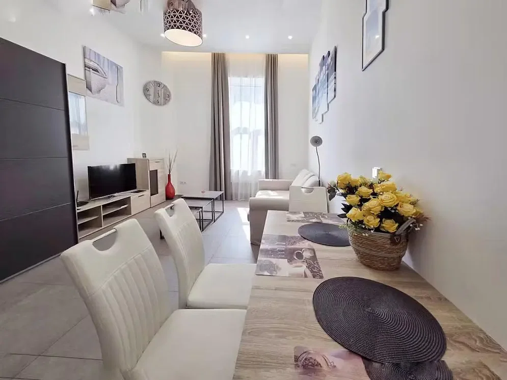 Sala de estar; luz natural, estilo moderno, chão de azulejo