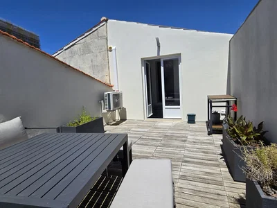 Terraza; luz natural, suelo de madera, suelo de baldosas