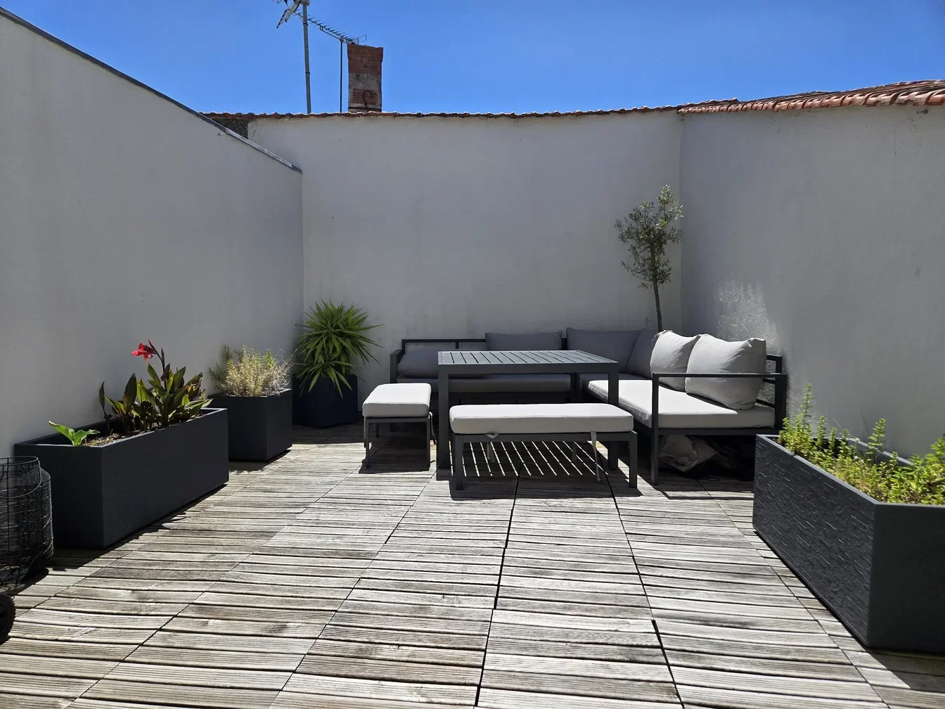 Terraza; luz natural, suelo de madera