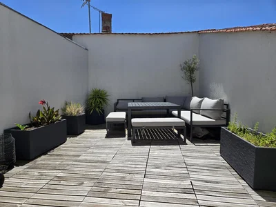 Terraza; luz natural, suelo de madera