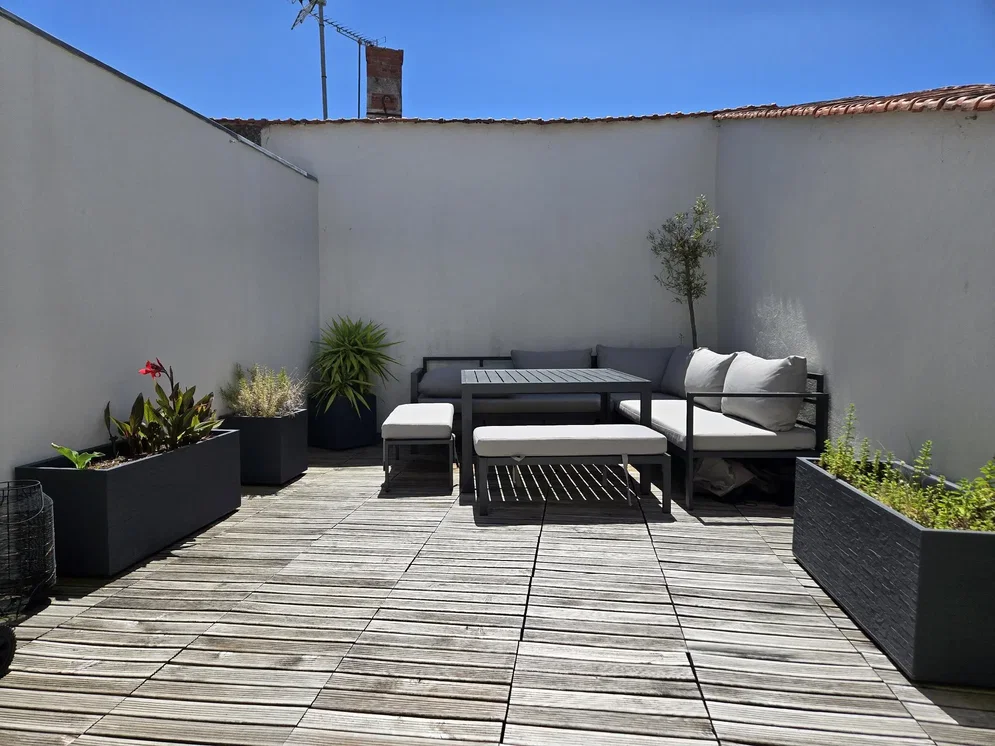 Terrazza; luce naturale, pavimento in legno