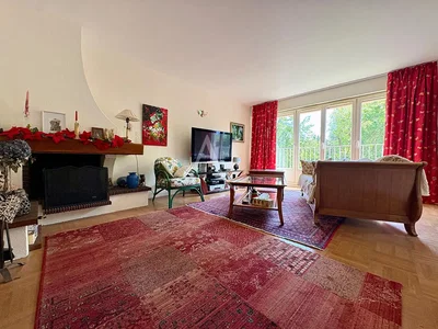 Wohnzimmer; holzboden, kamin, tageslicht, rustikaler stil
