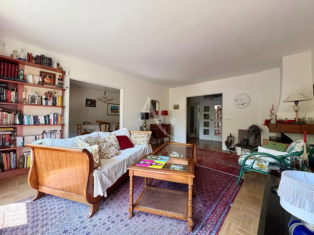 Wohnzimmer; holzboden, tageslicht, rustikaler stil