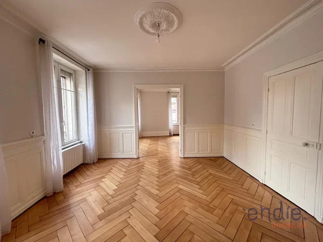 Wohnzimmer; holzboden, tageslicht