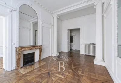 Living room; wood floor, high ceiling, natural light