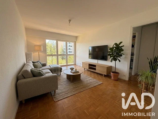 Soggiorno; pavimento in legno, luce naturale, stile moderno