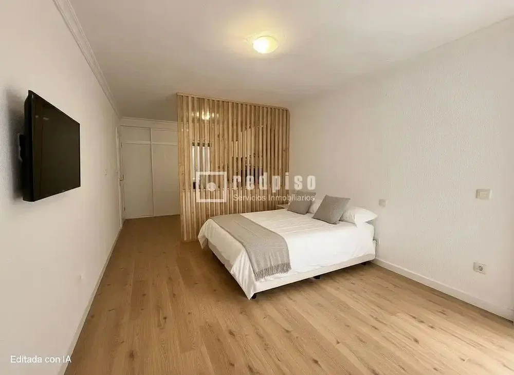 Slaapkamer; houten vloer, natuurlijk licht