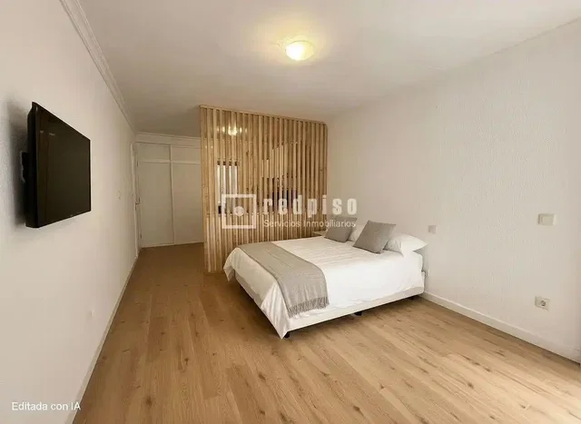 Dormitorio; suelo de madera, luz natural