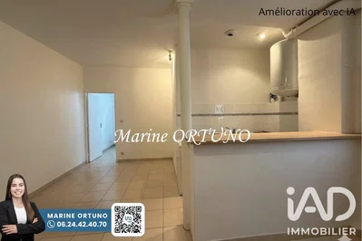 Cucina; pavimento in piastrelle, scaldabagno