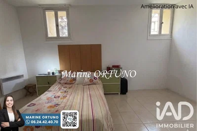Camera da letto; luce naturale, pavimento in piastrelle