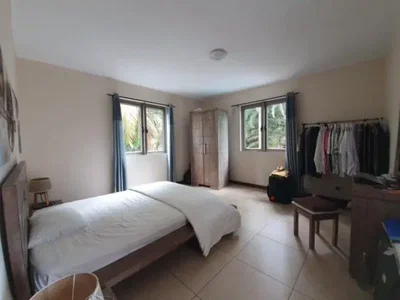 Chambre; lumière naturelle, carrelage
