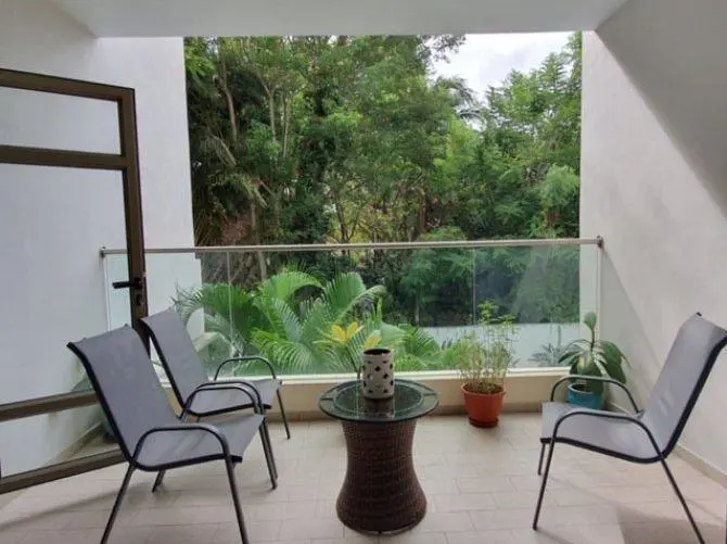 Balcon; vue, lumière naturelle, carrelage