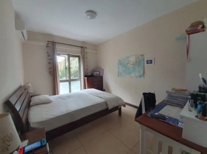 Chambre; carrelage, lumière naturelle