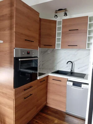 Кухиња; кухињски апарати, дрвени под, реновиран, природно светло