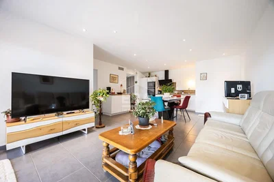 Woonkamer; natuurlijk licht, tegelvloer, moderne stijl