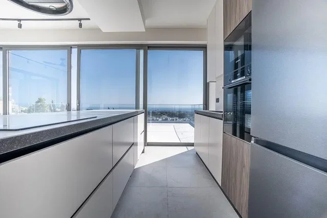 Cuisine; vue, électroménager, lumière naturelle, style moderne