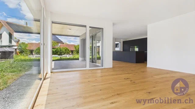 Soggiorno; pavimento in legno, luce naturale, vista