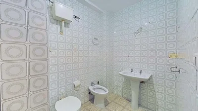Toaleta; dlažba, potrebná rekonštrukcia