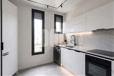 Cuisine; électroménager, carrelage, lumière naturelle, rénové, style moderne