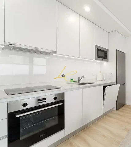Cuisine; électroménager, parquet, rénové, lumière naturelle