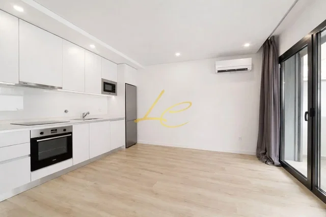 Cuisine; électroménager, parquet, lumière naturelle, style moderne, rénové