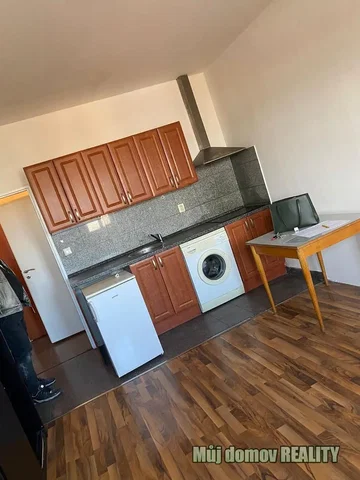 Cucina; elettrodomestici, pavimento in legno, luce naturale