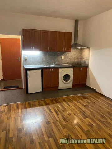 Cucina; pavimento in legno, elettrodomestici, luce naturale