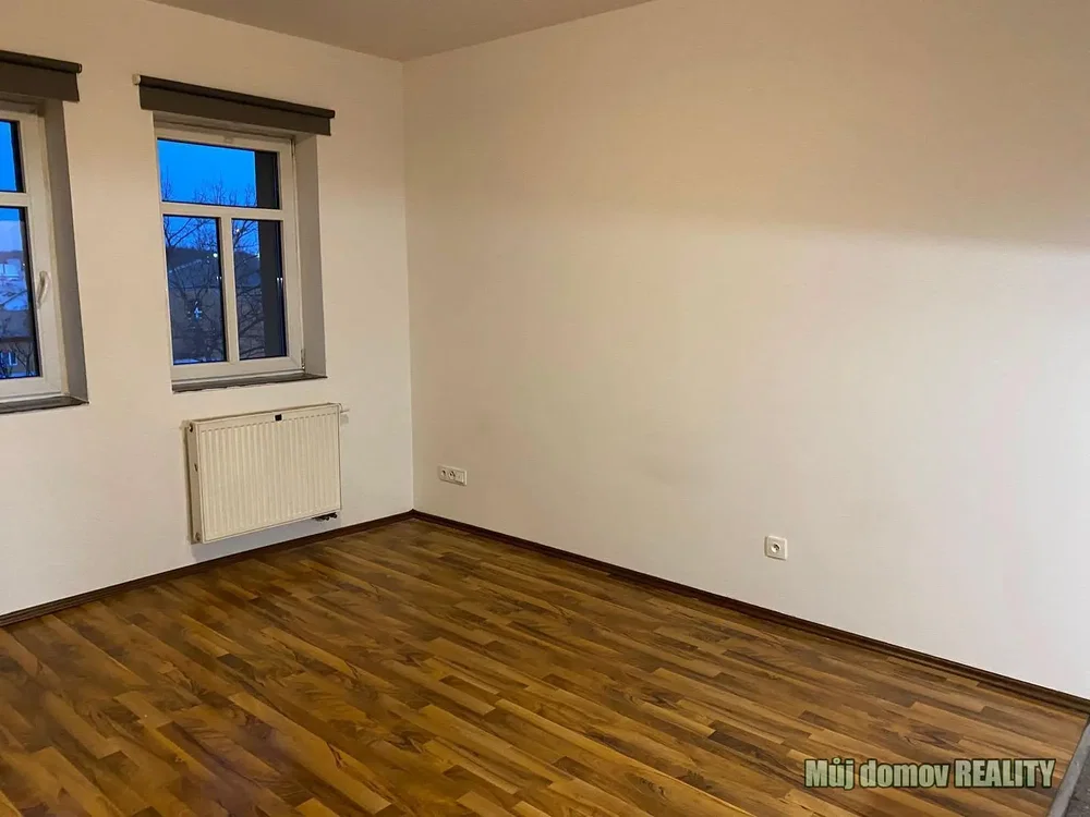 Schlafzimmer; holzboden, tageslicht